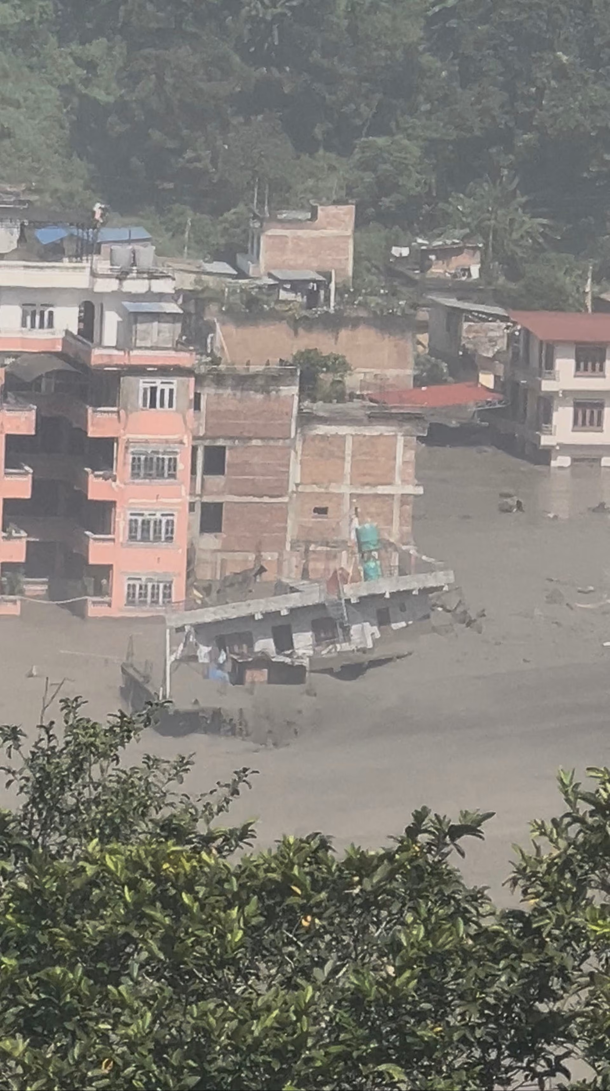 কাদা-পাথরের স্রোতে বিধ্বস্ত নেপাল-তিব্বত সীমান্ত