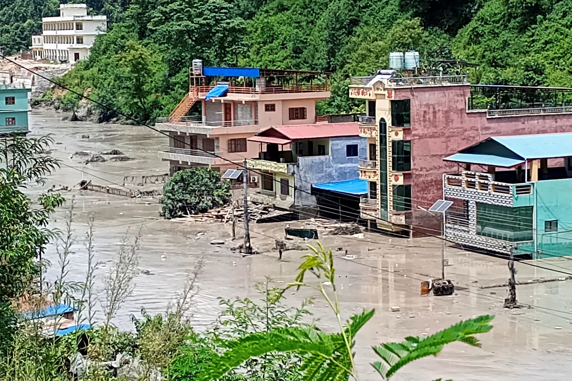 কাদা-পাথরের স্রোতে বিধ্বস্ত নেপাল-তিব্বত সীমান্ত