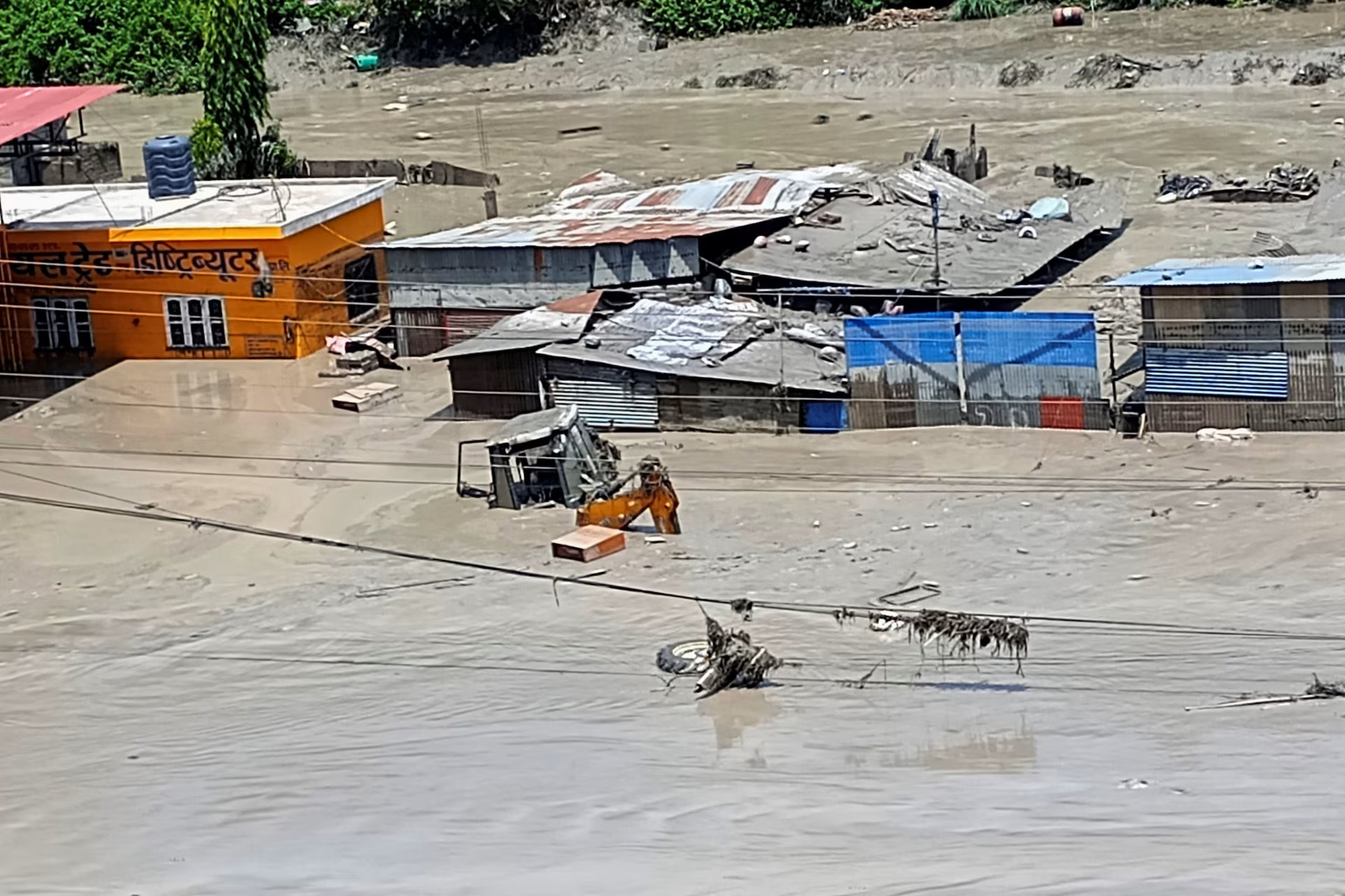 কাদা-পাথরের স্রোতে বিধ্বস্ত নেপাল-তিব্বত সীমান্ত