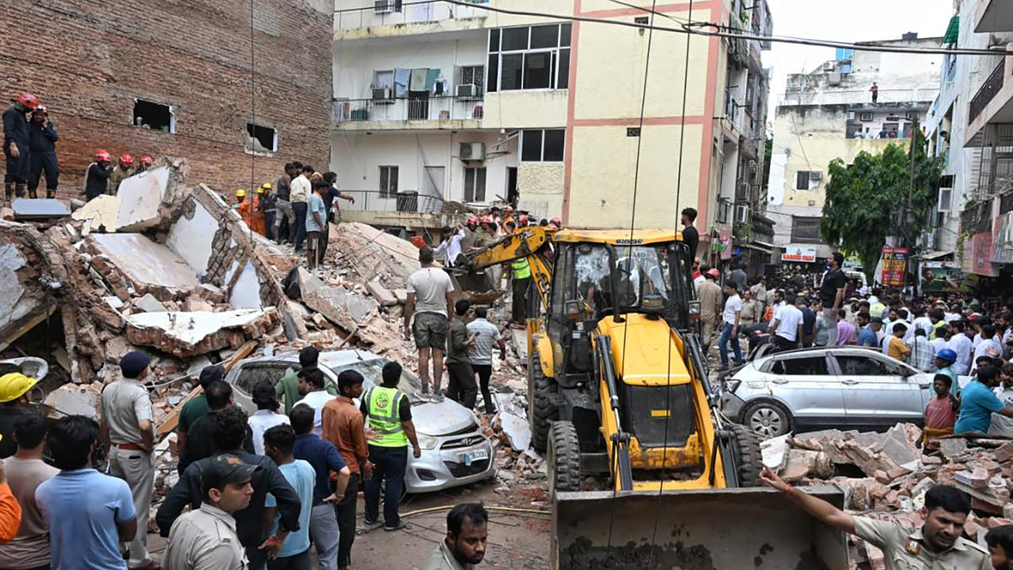 দিল্লিতে ছয়তলা মেস ধসে নিহত ১, বহু হতাহতের শঙ্কা