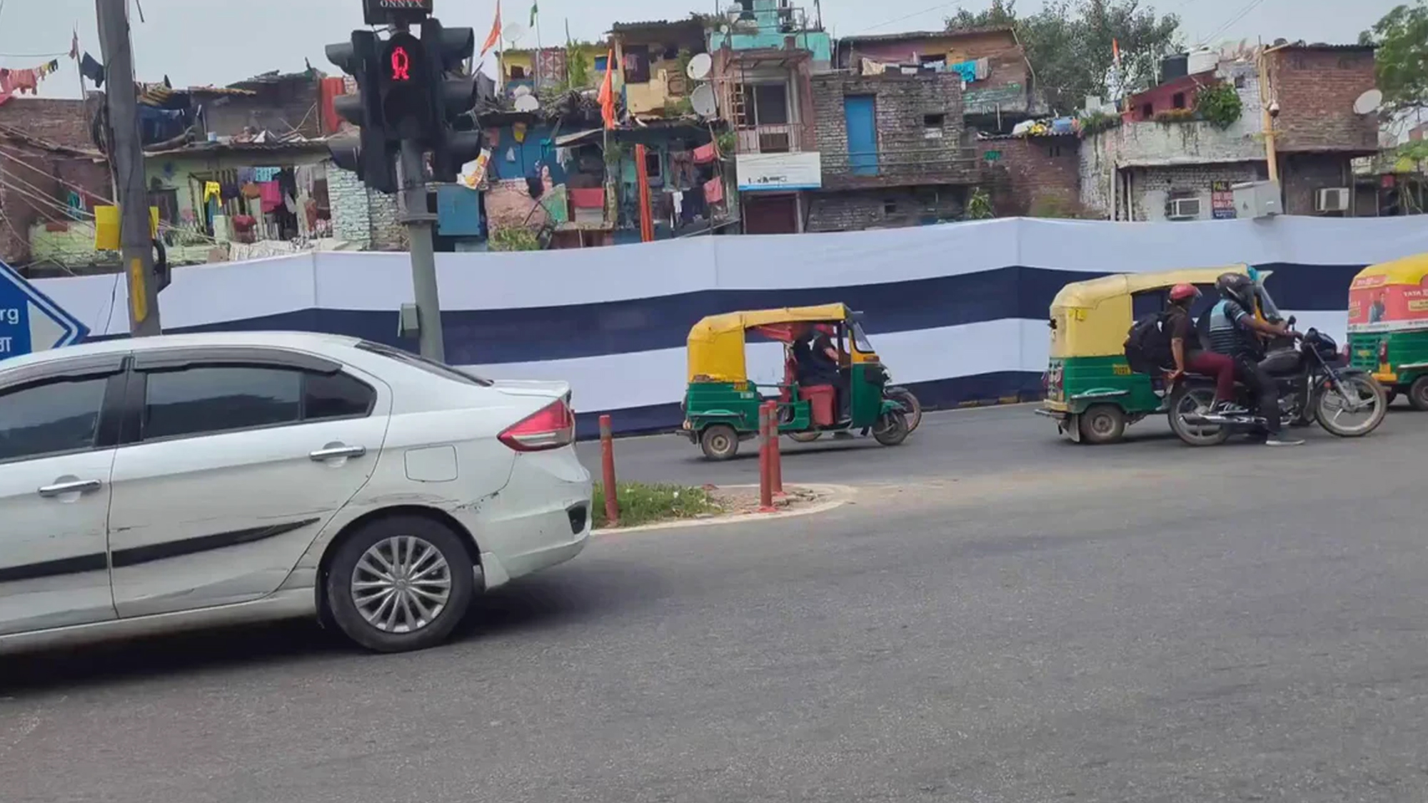 ব্রিকস সম্মেলনে বিশ্বনেতাদের নজর এড়াতে কাপড়ে ঢাকা হলো দিল্লির বস্তি