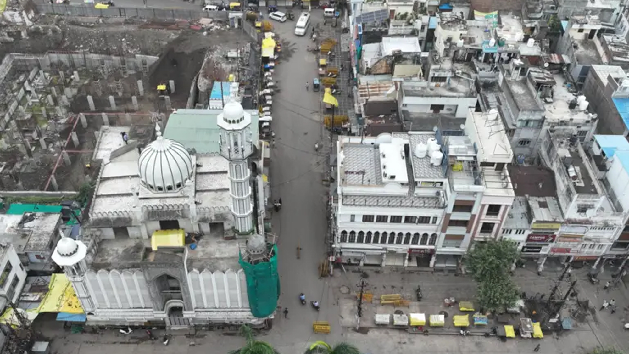 ভারতে ৬৫০ বছরের পুরনো মসজিদের অংশ কেন ভাঙতে চায় প্রশাসন