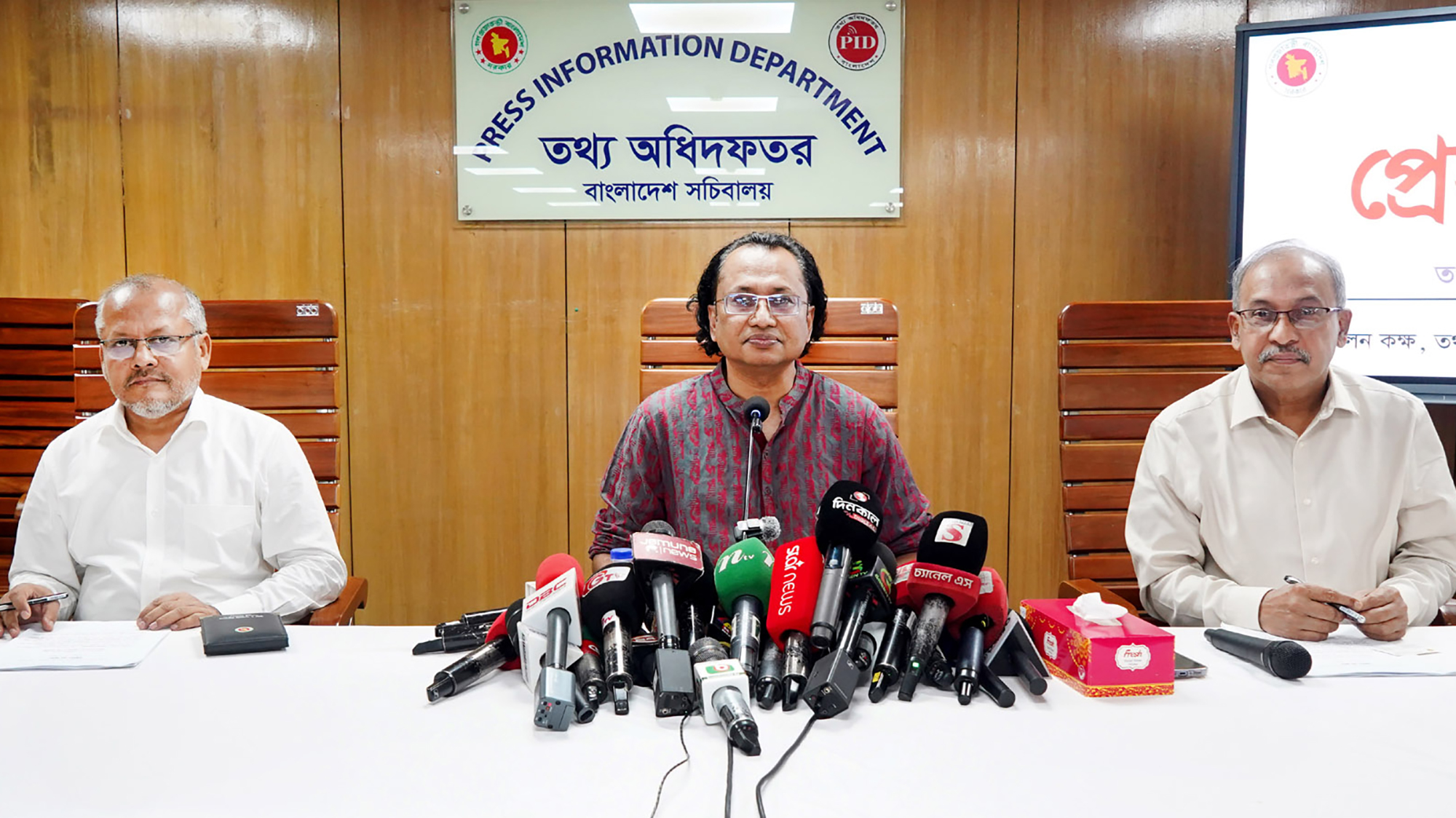 দেশে এলপি গ্যাসের সংকট নেই, মজুত করলে ব্যবস্থা: তথ্য উপদেষ্টা