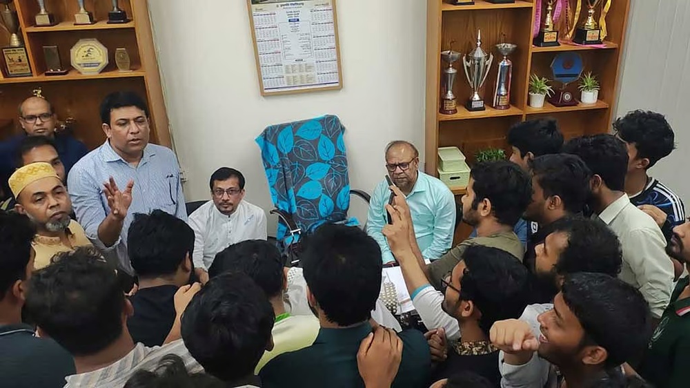 রাবিতে সাংবাদিকদের ওপর হামলা, মামলা করবে প্রশাসন