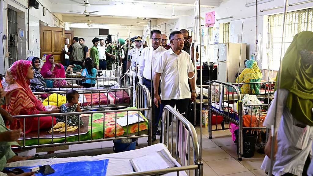 শিশু হাসপাতালে হঠাৎ প্রধানমন্ত্রী, ধূমপানরত চিকিৎসক বরখাস্ত