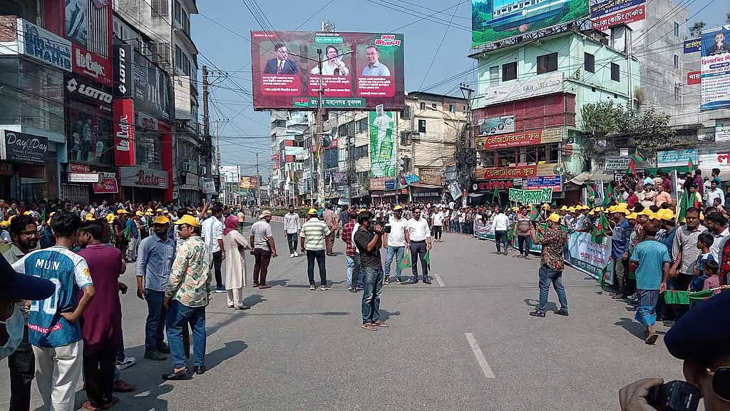 দুর্গাপূজার নবমীতে রংপুরে তারেক রহমান, একনজর দেখতে মানুষের ঢল